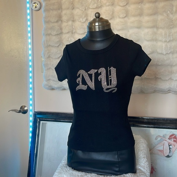 Faded Rose black top with plastic rhinestones in the front saying NY polyester - Picture 1 of 9